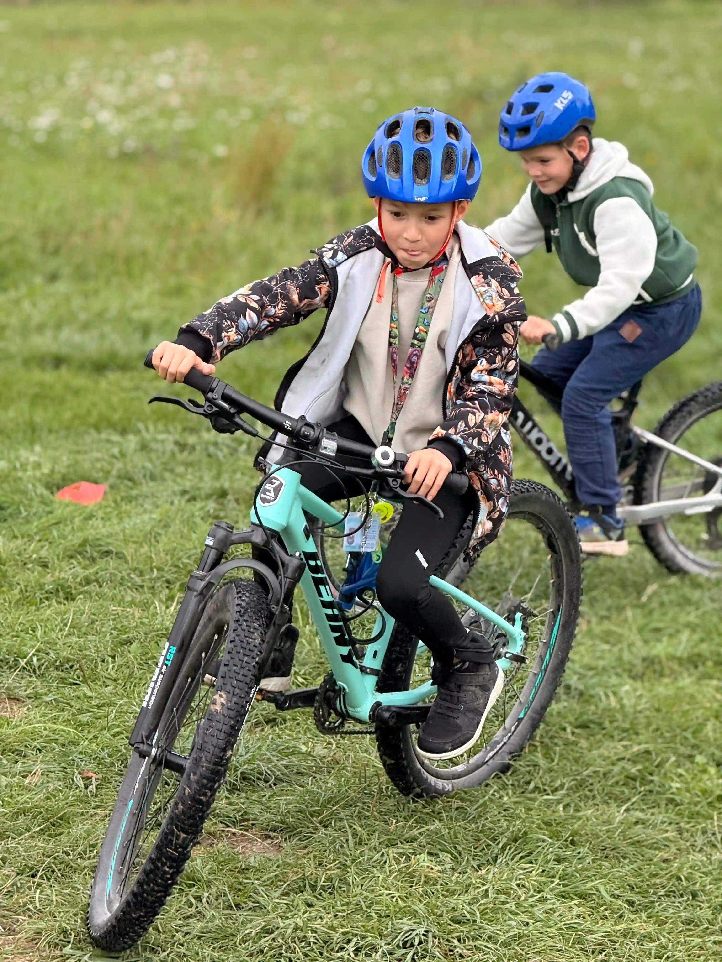 Děti se snaží při hře blokovaná na kolech.