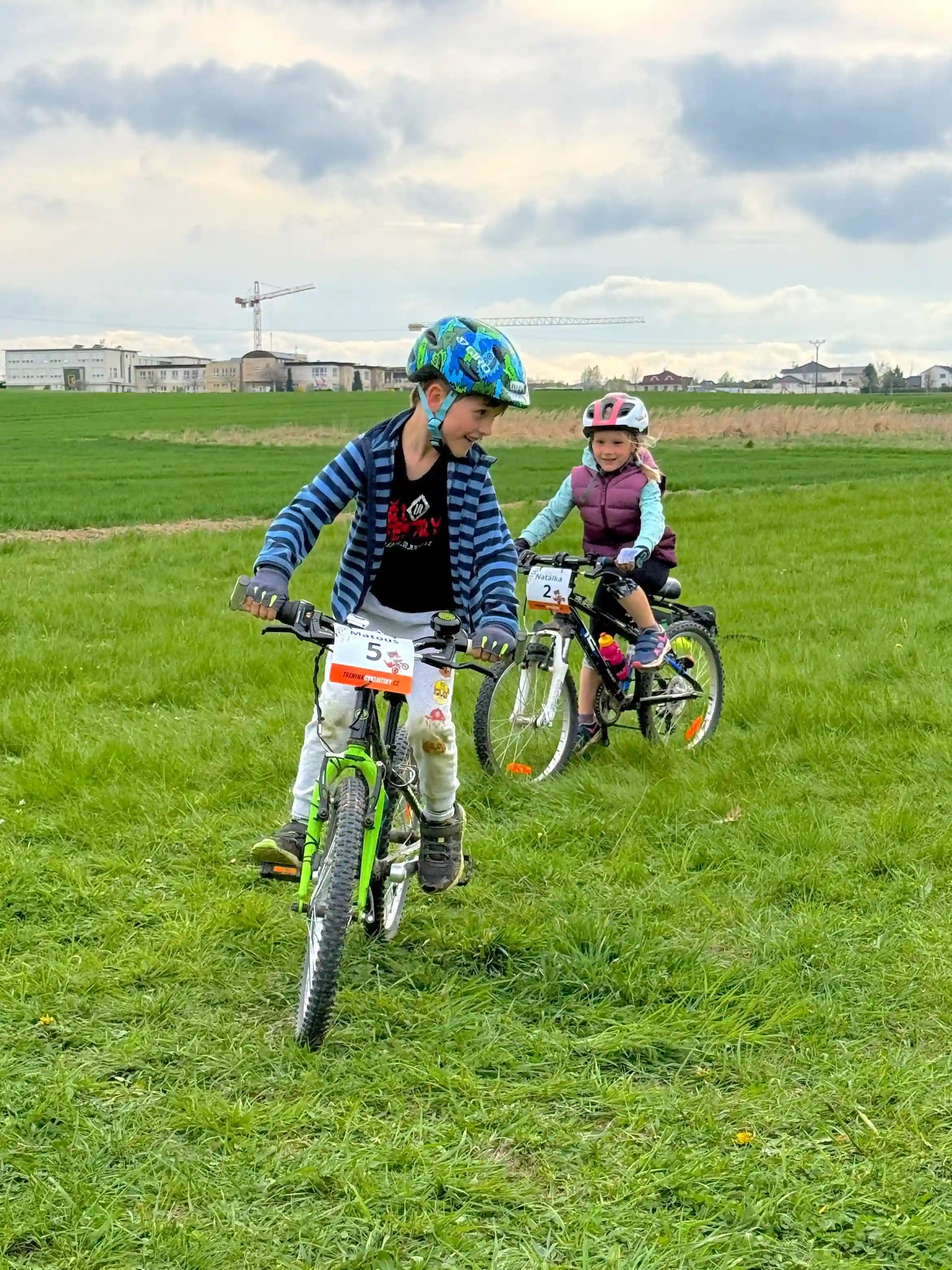 Děti hrají blokovanou na cyklokroužku a smějí se při tom.