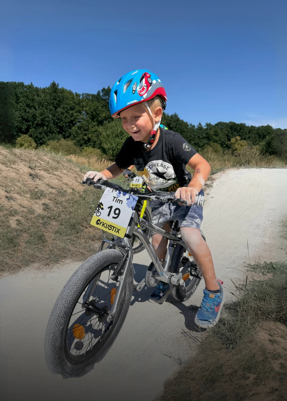 kluk na kole se směje při jízdě