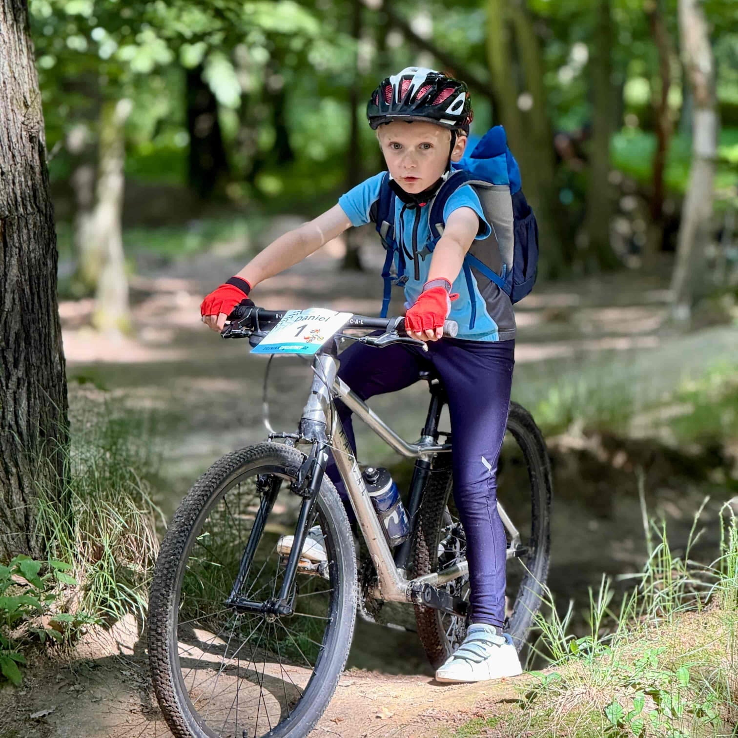 Dítě se rozjíždí na skok na Točné.