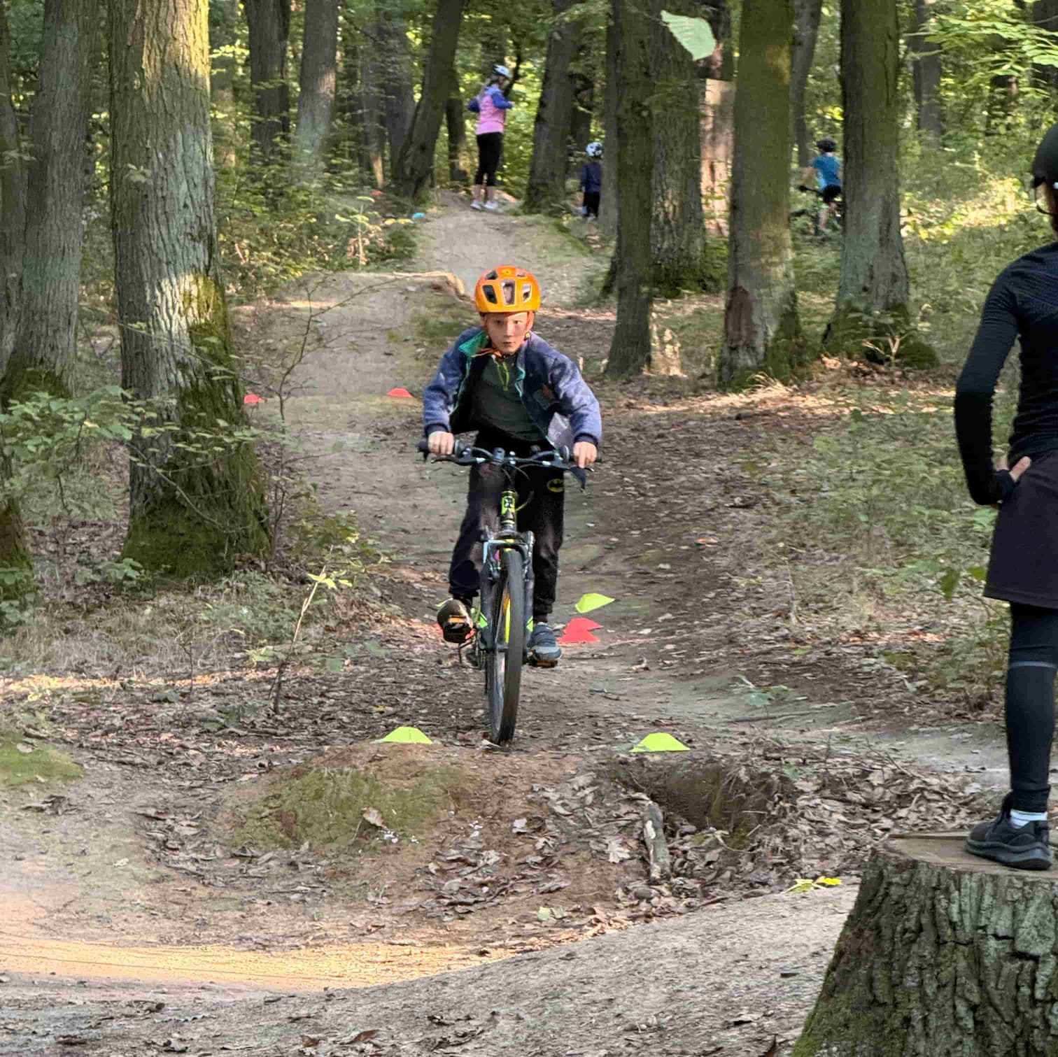 Dítě při skoku mezi kuželkami na cyklokroužku na Točné.