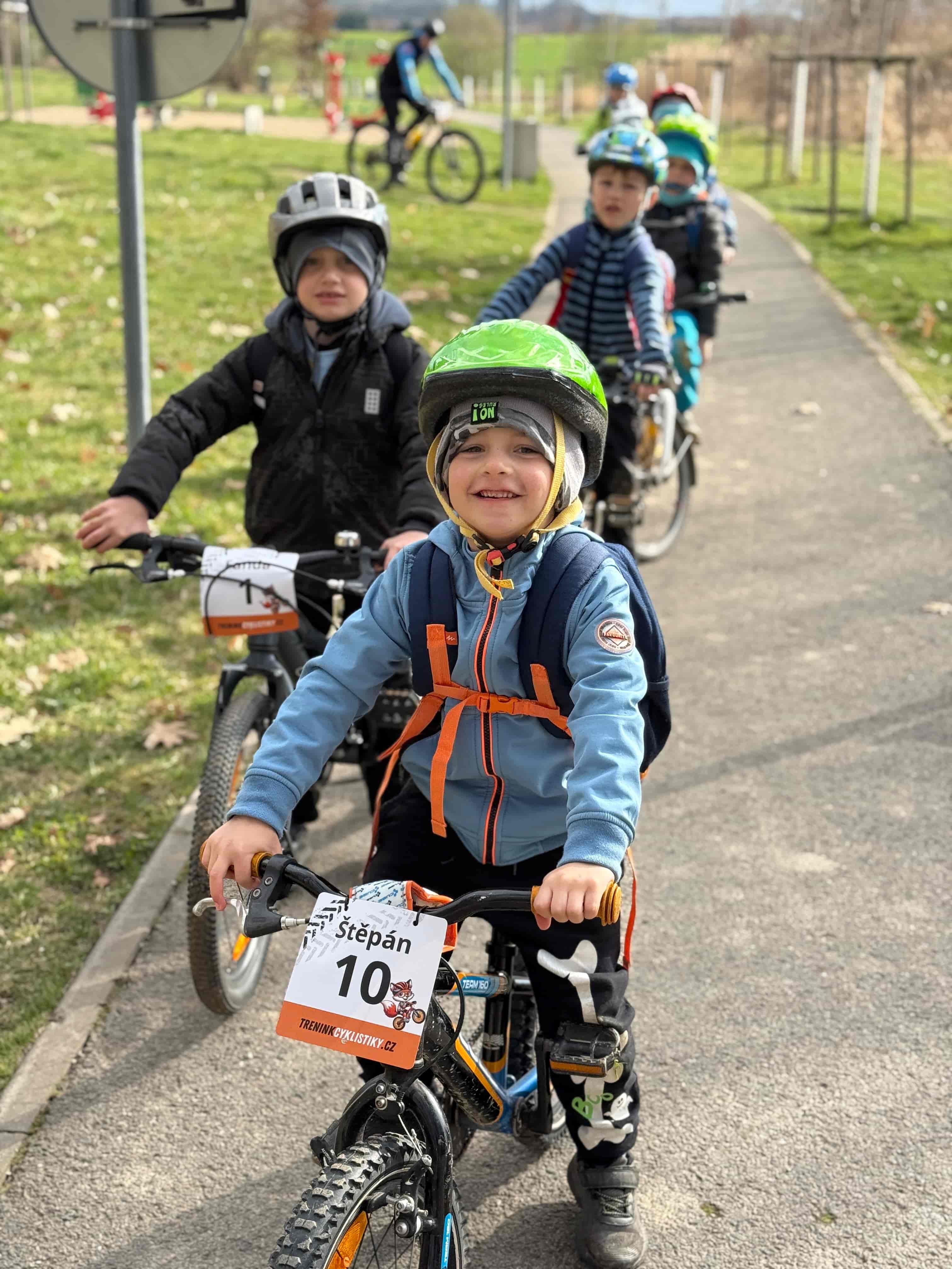 Děti z cyklokroužku se řadí na cyklostezce před odjezdem za rodiči.