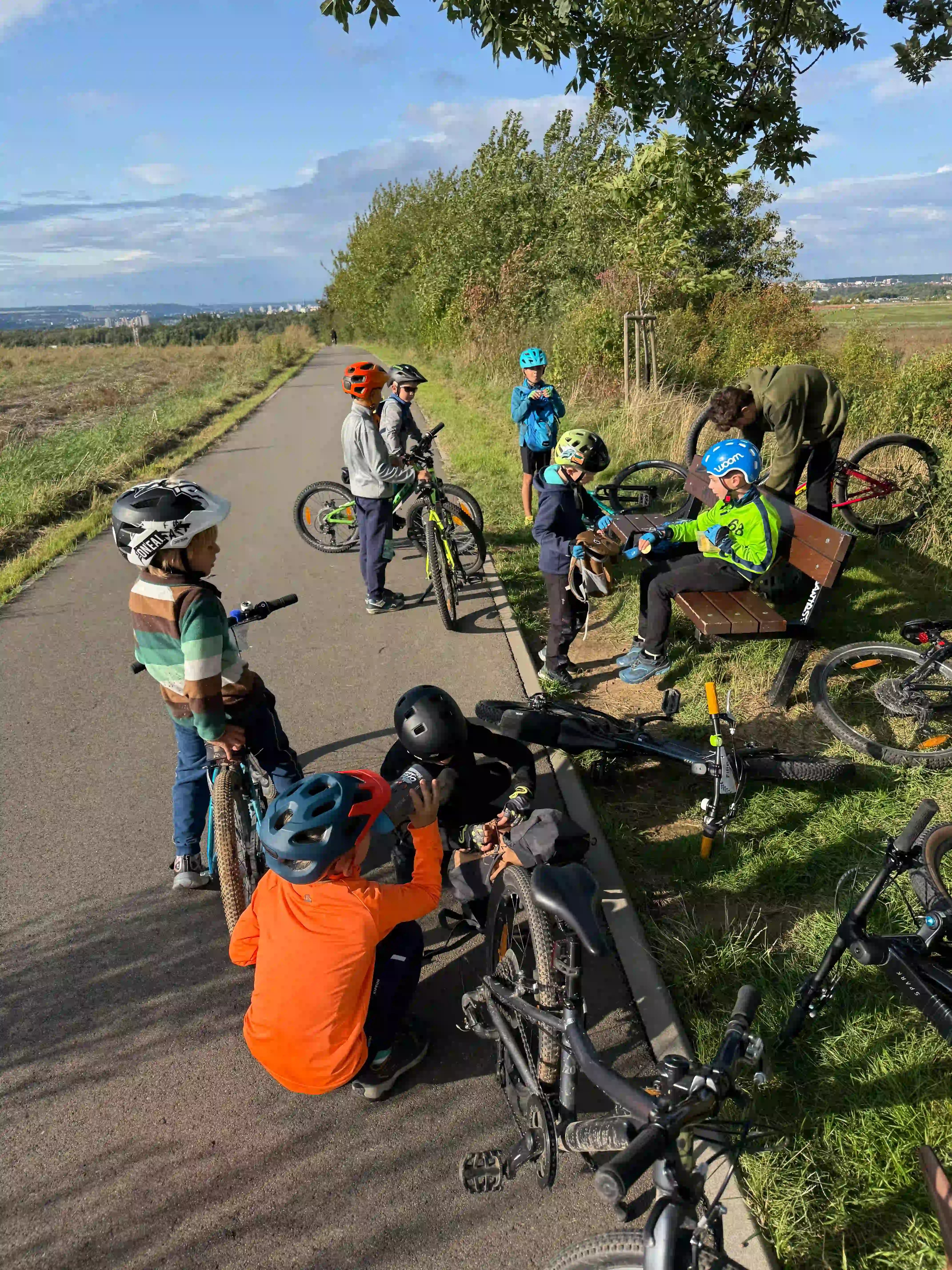 Zastávka dětí na cyklokroužku s hezkým výhledem na Prahu.