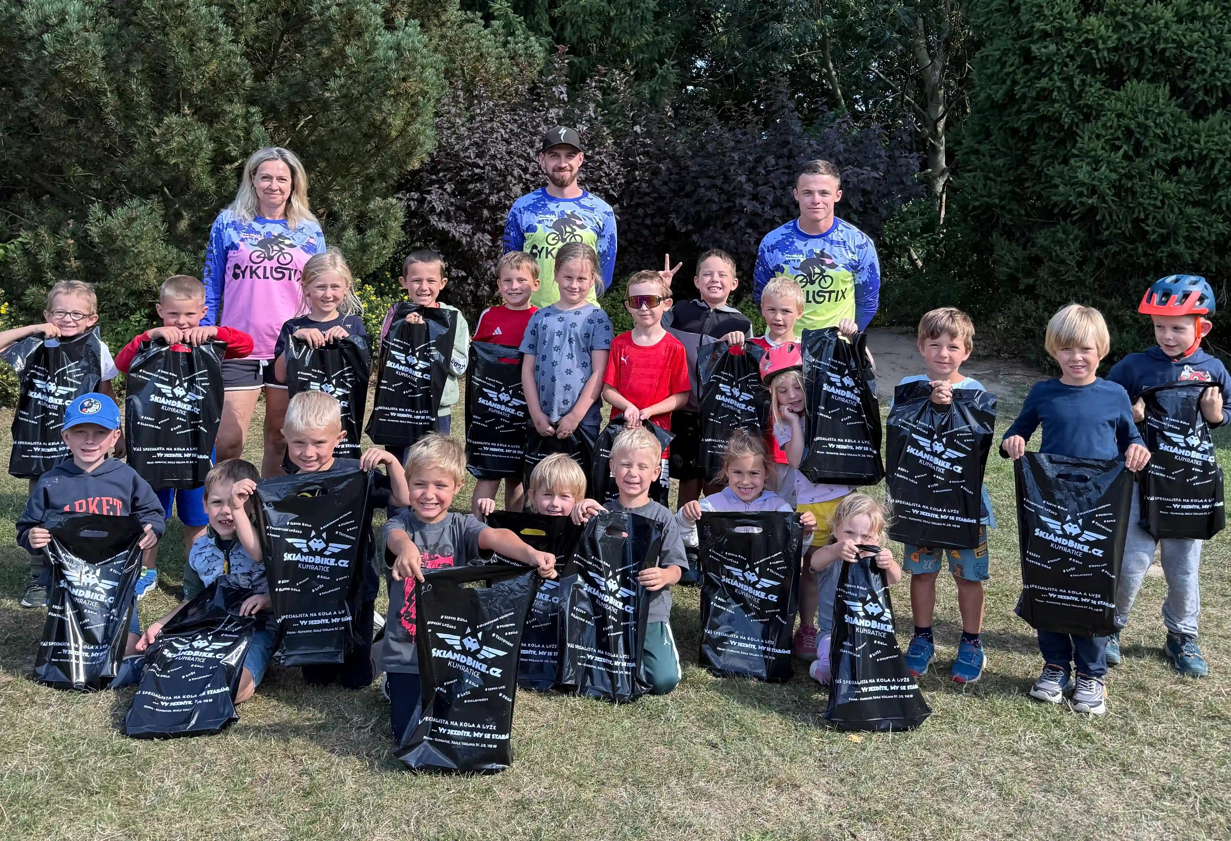 Závěrečná fotka dětí a trenérů poslední den příměstského tábora.