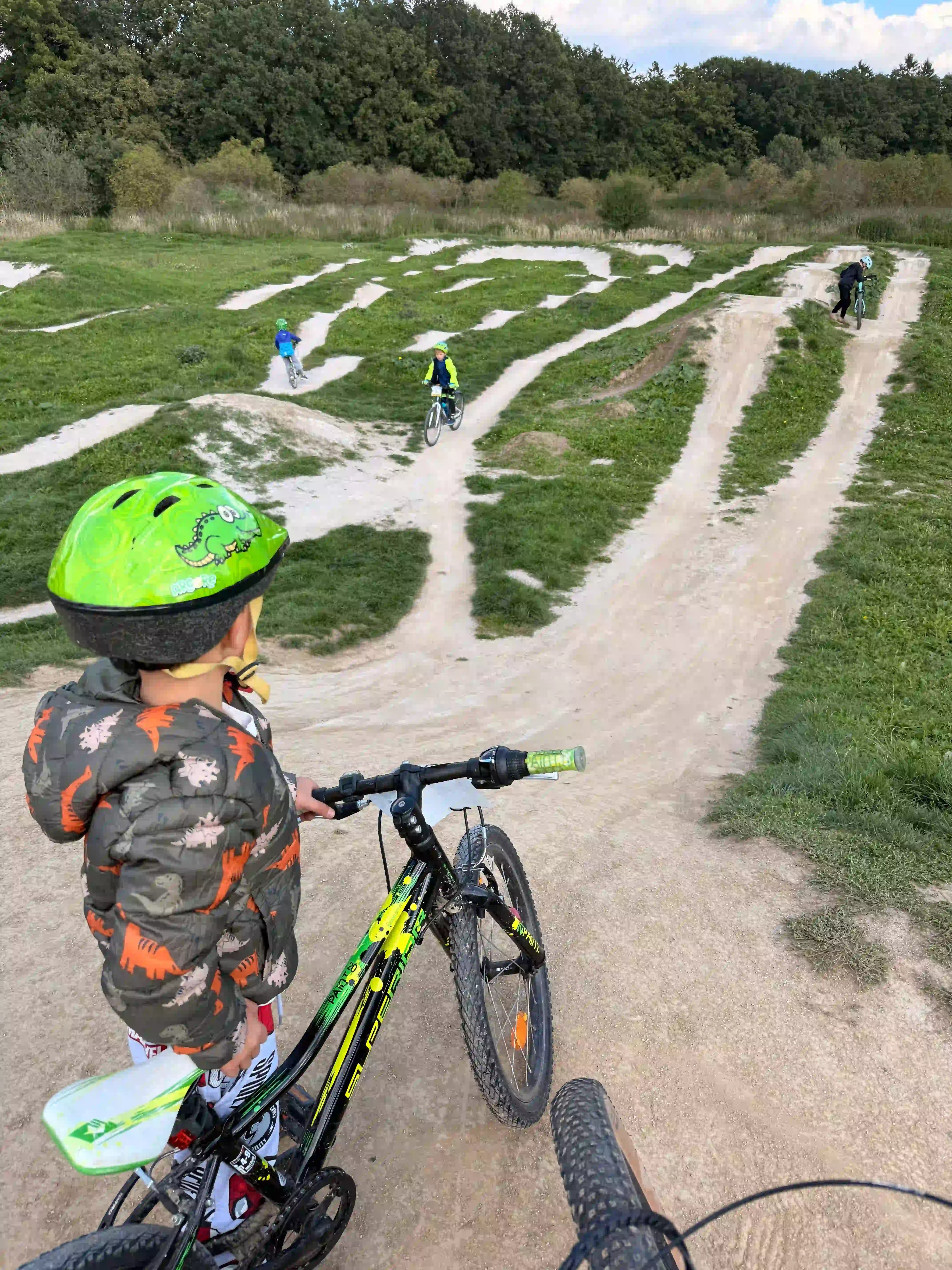 Děti jezdí na kolech na pumtracku v Osnici.