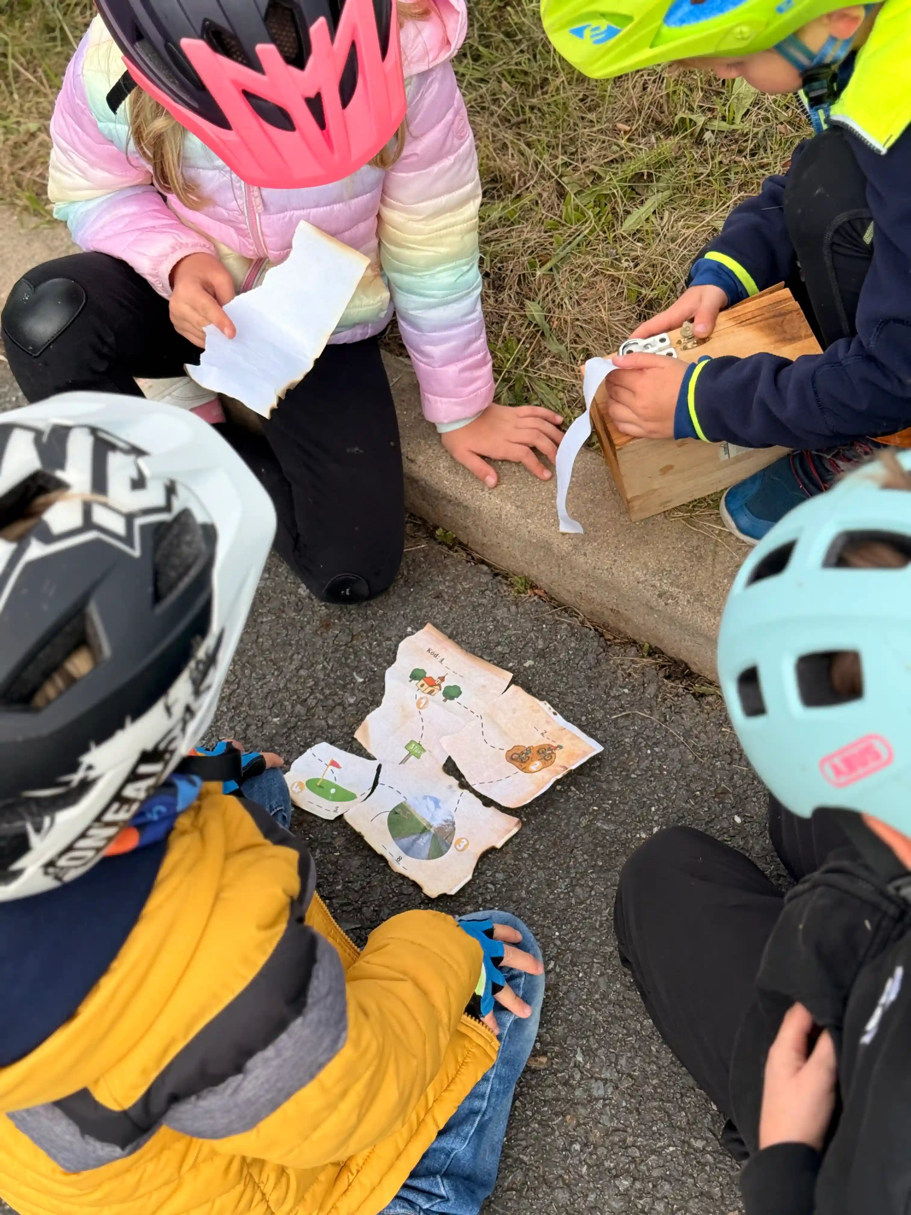 Děti hledají poklad na cyklokroužku.