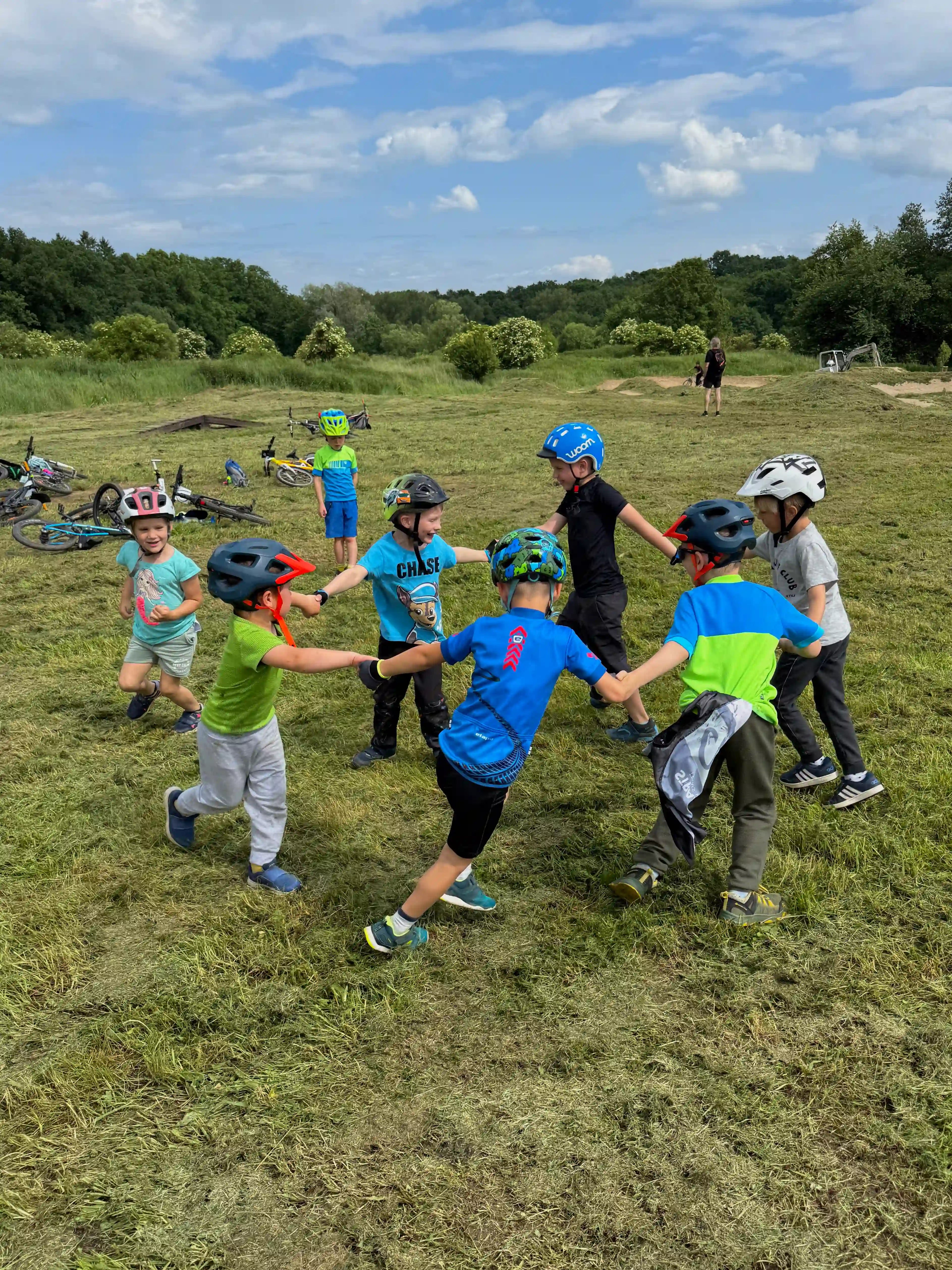 Kruh dětí, který se točí dokola při hře na ovečku a vlka.