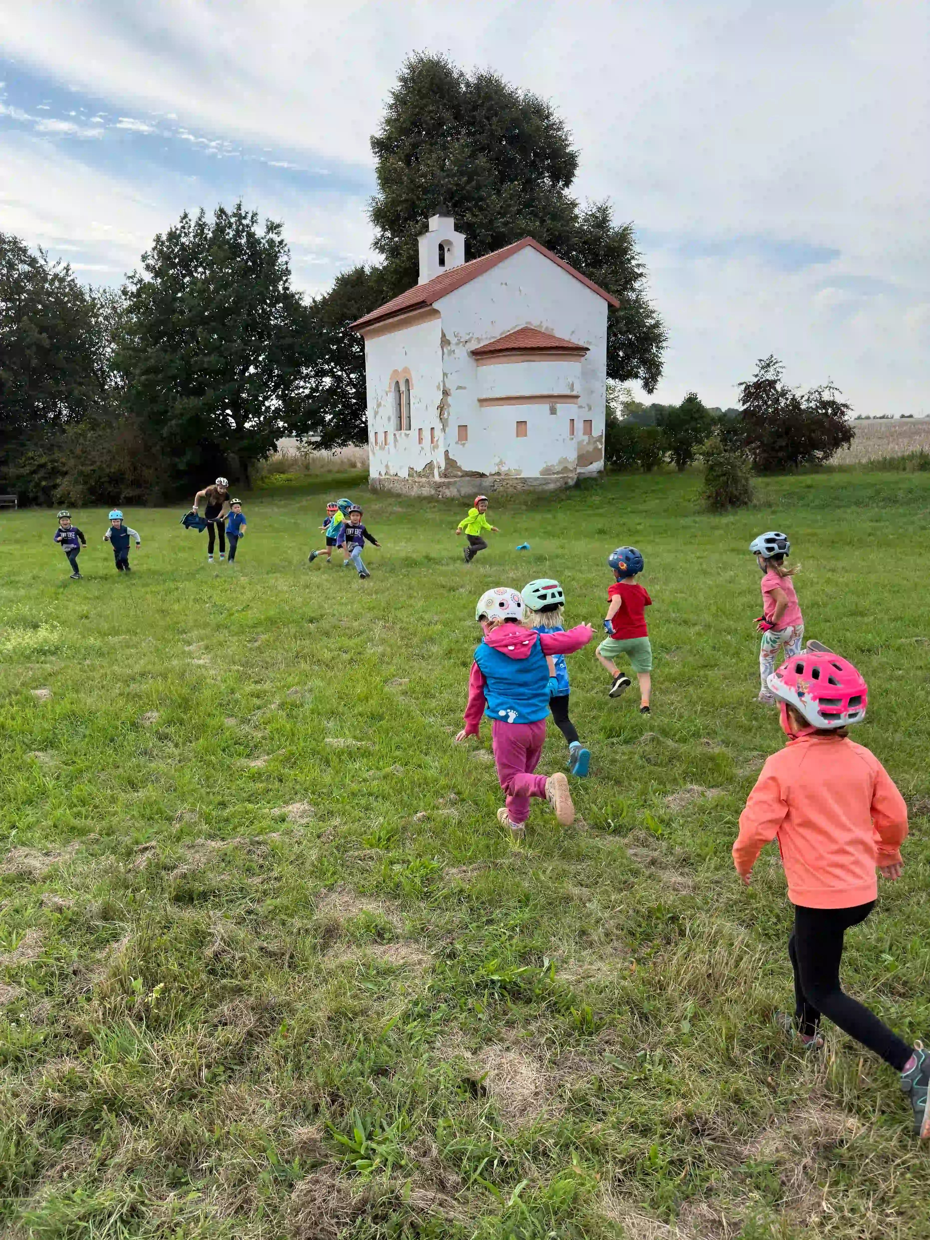 Děti hrají hru rybičky rybáři.