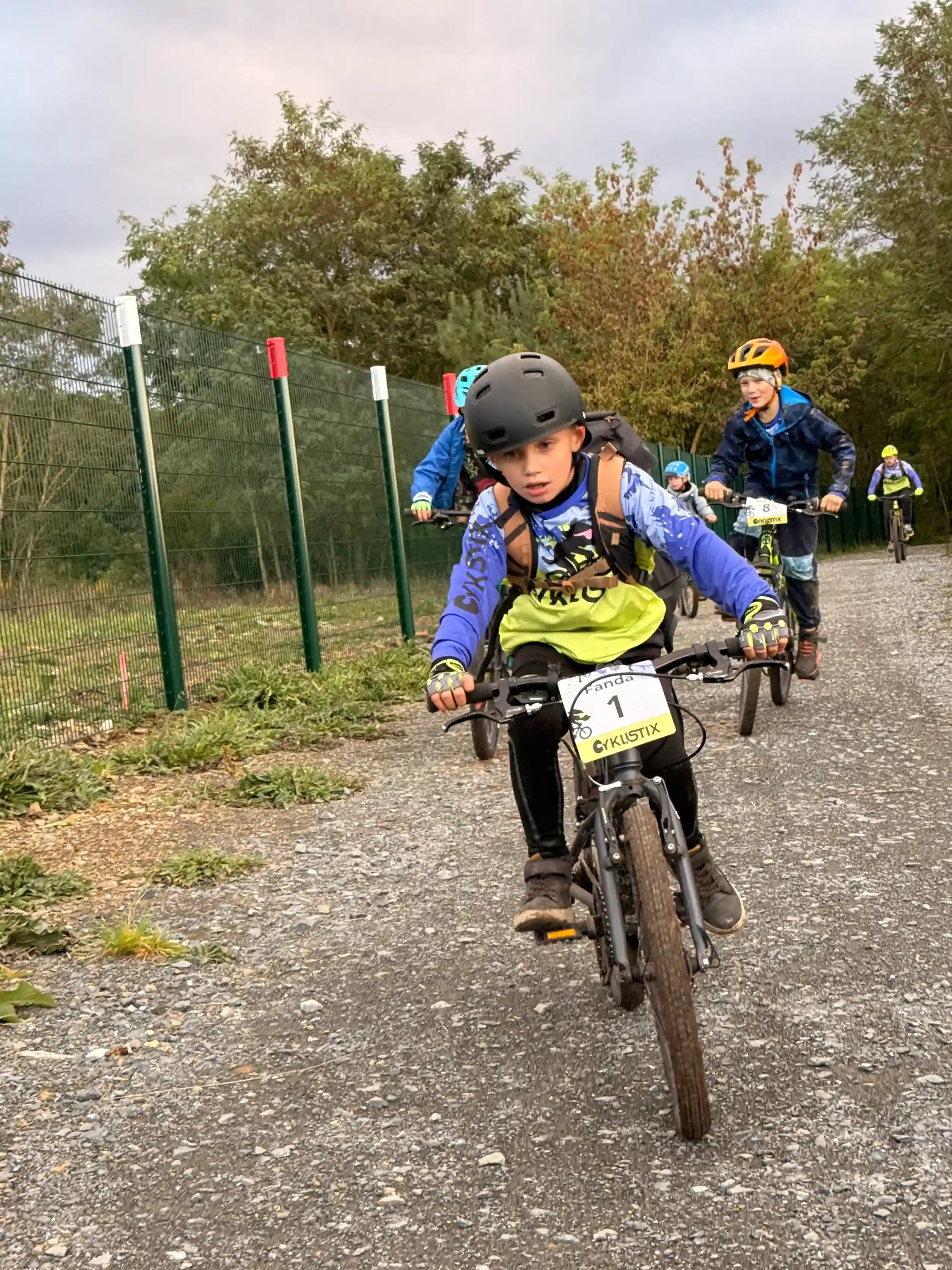 Děti jedou na kole na Točné.