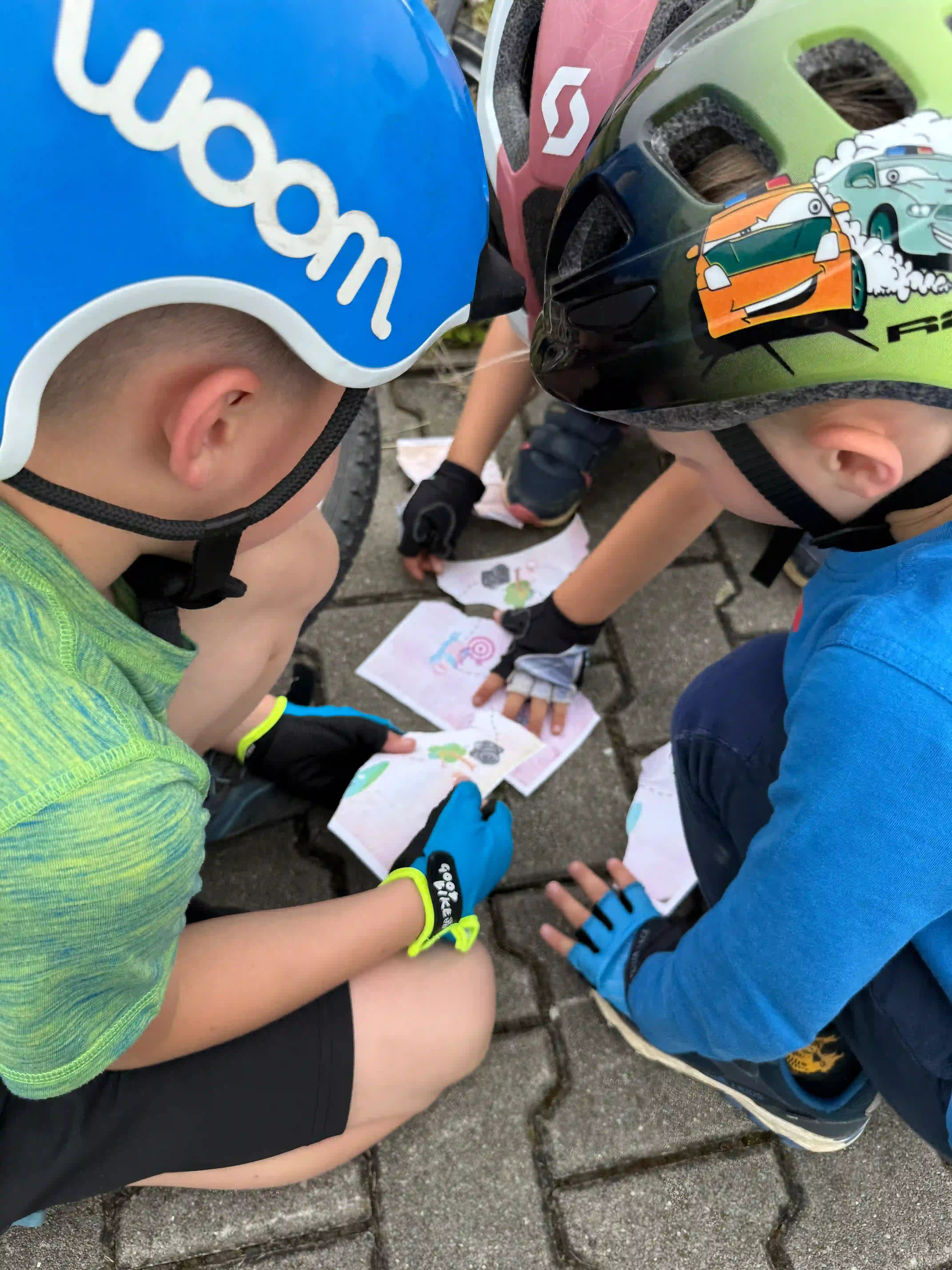 Děti na cyklokroužku luští mapu k pokladu.