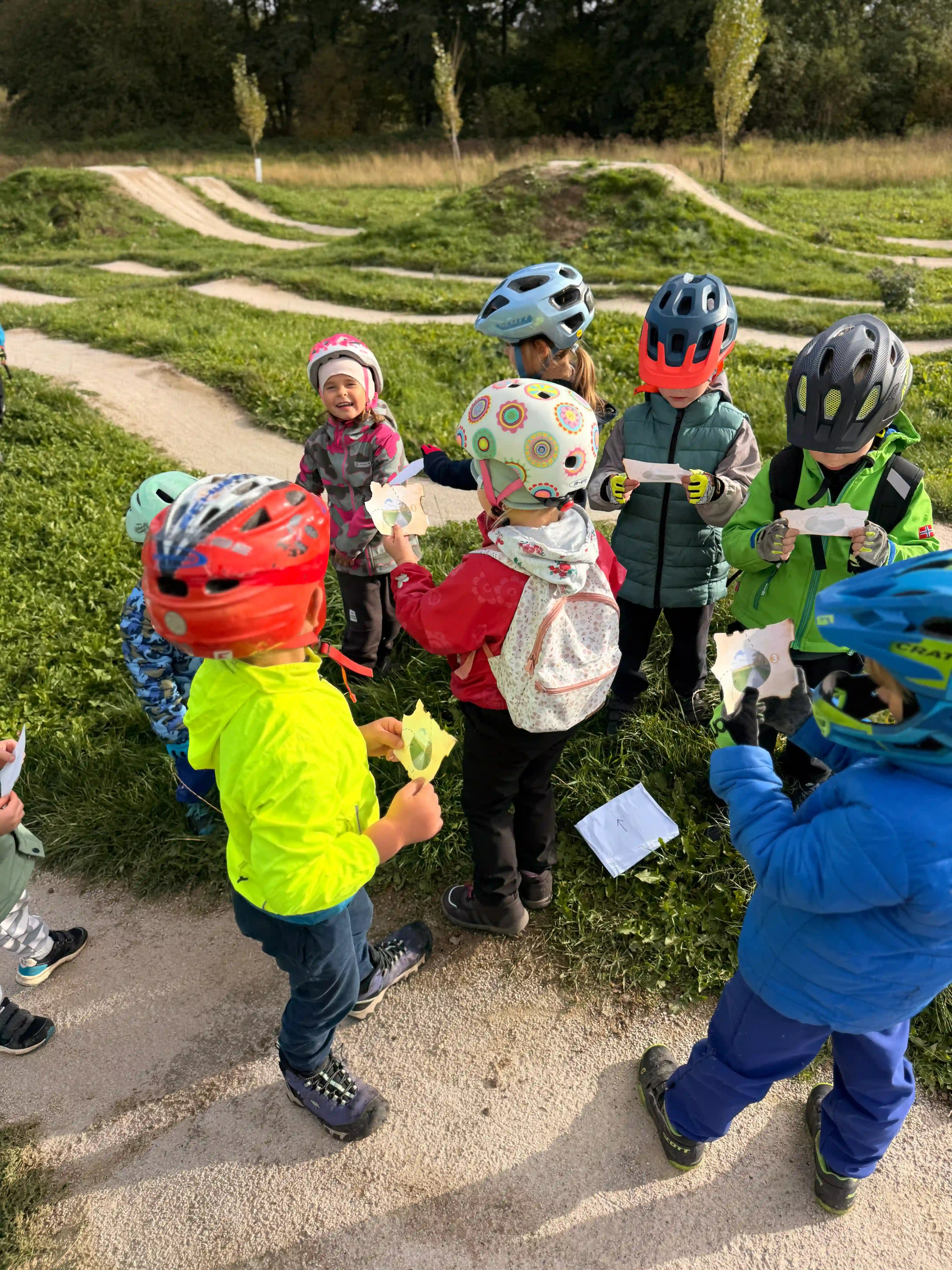 Děti na cyklokroužku luští mapu k pokladu.