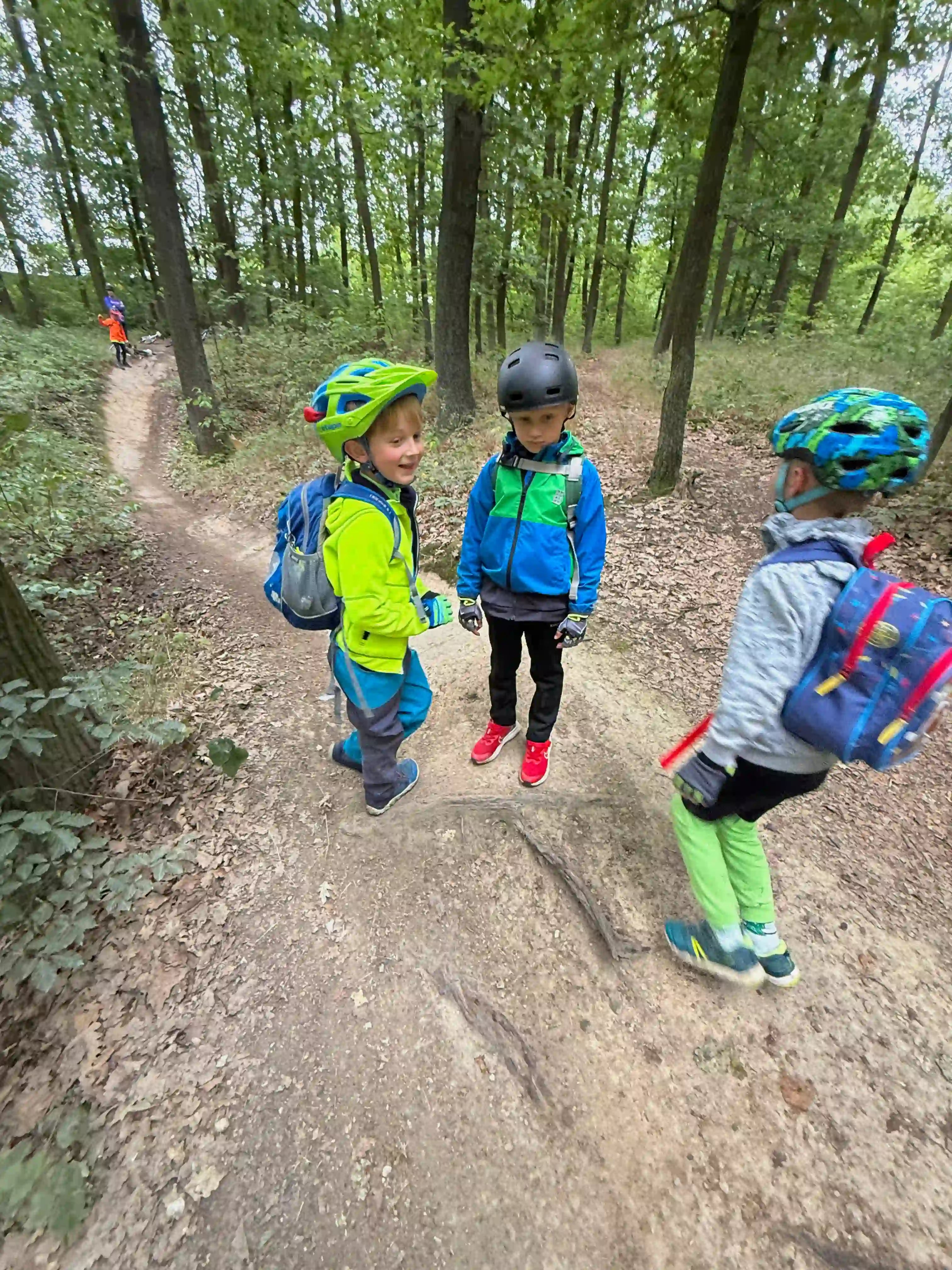 Tři děti zkoumají nejlepší stopu kudy poté pojedou na kole.