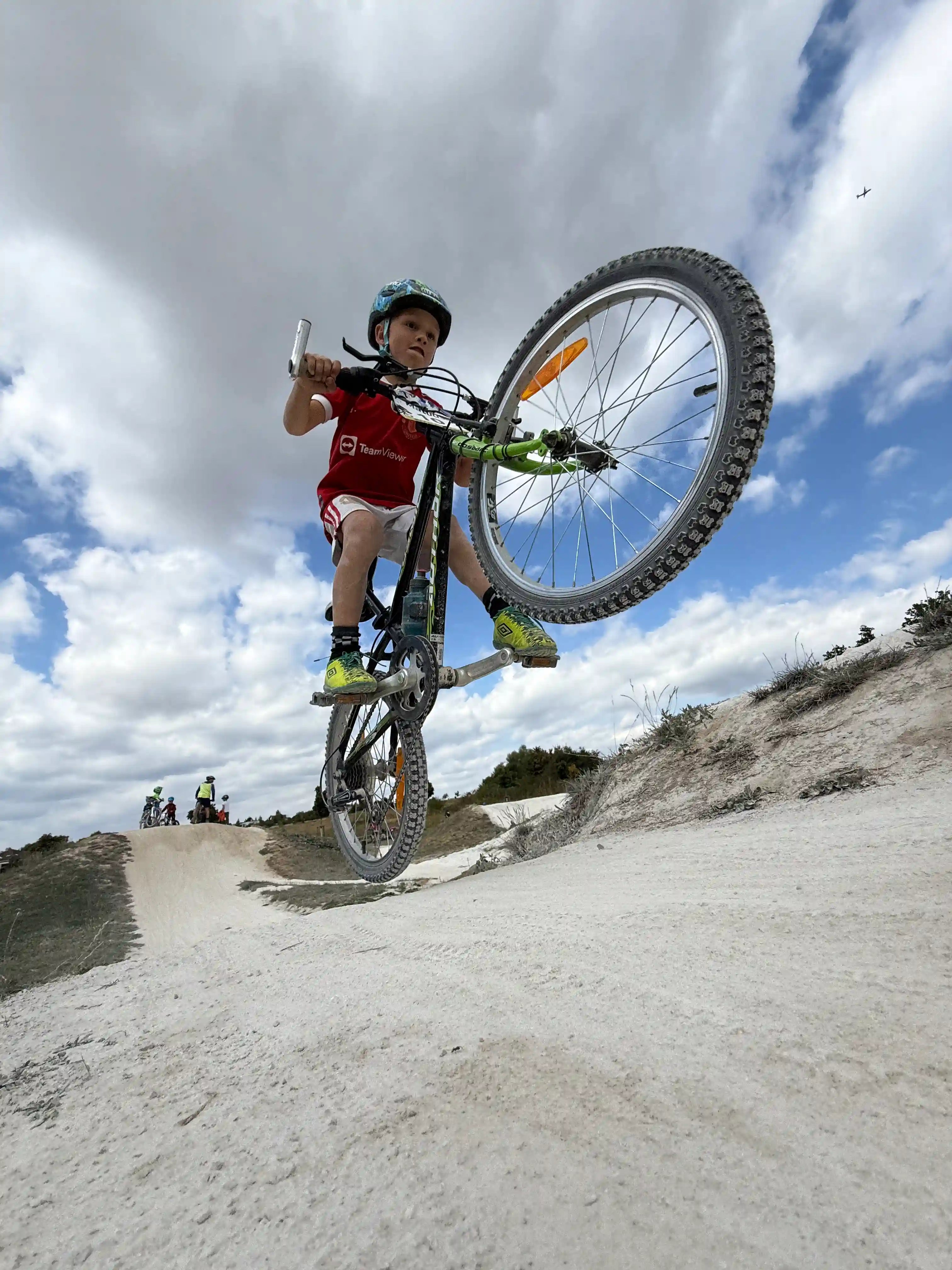 Dítě ve vzduchu při skoku na kole.