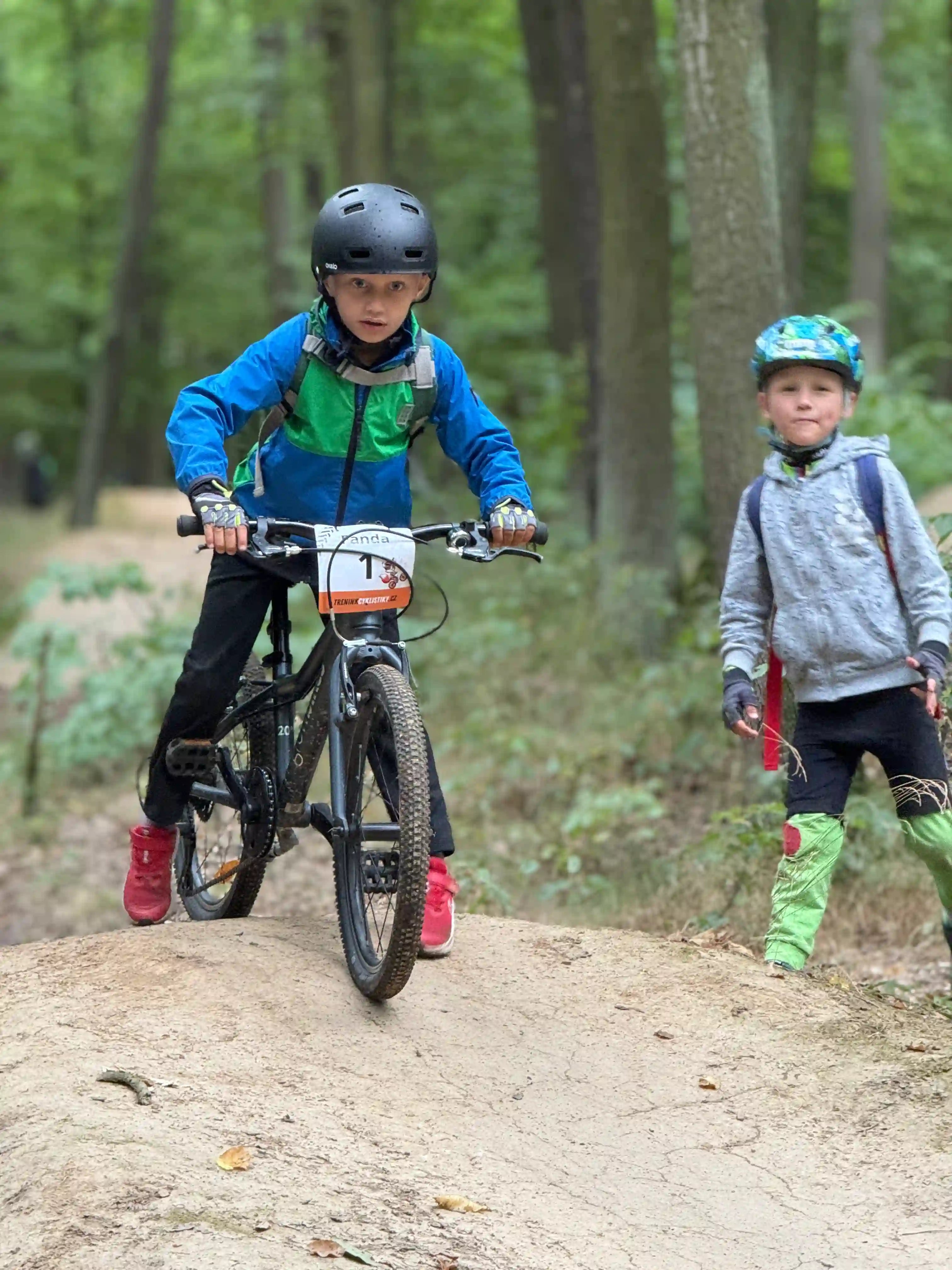 Malý cyklista se rozjíždí na lesní trail.