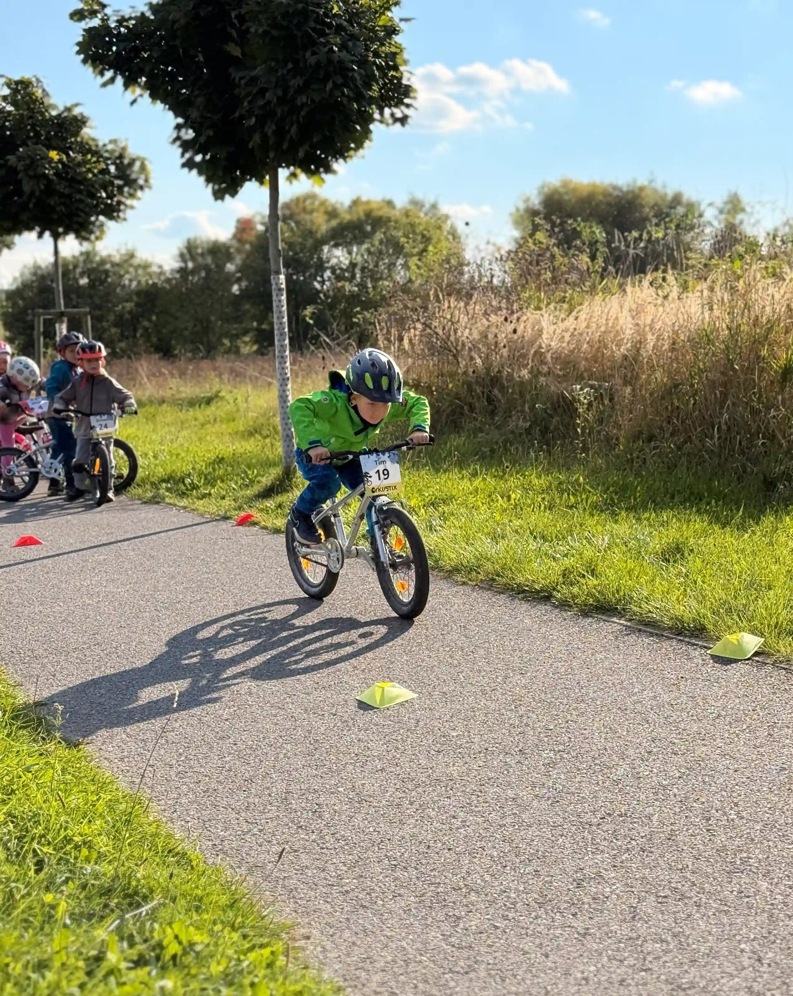 Děti zkouší nadhodit přední kolo na cyklokroužku.