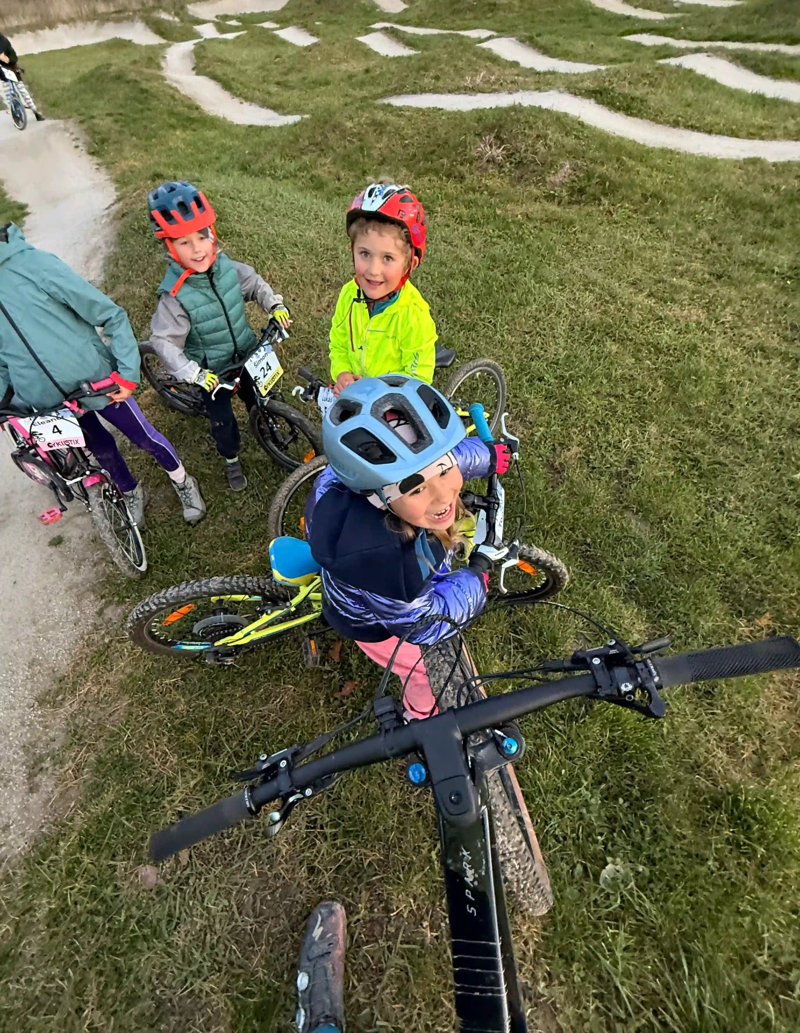 Děti se smějí na pumtracku při jízdě v protisměru.