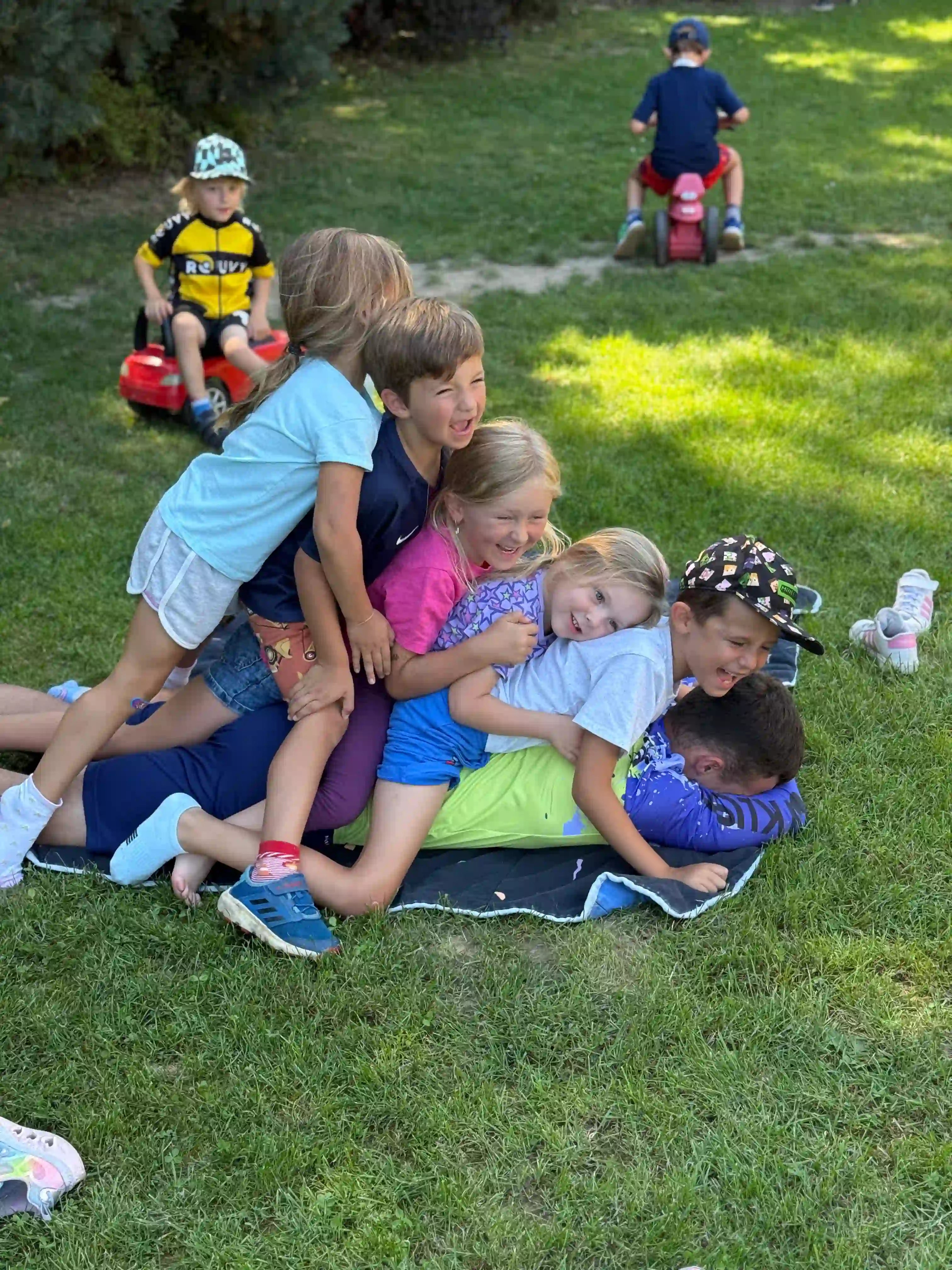 Děti zalehli trenéra při poledním odpočinku.